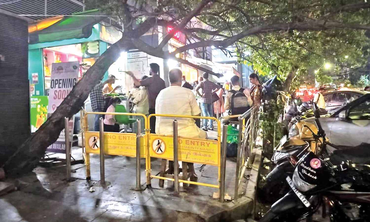 Chennai Citizen Connect: No respite for public from Anna Nagar pavement encroachment Chennai Citizen Connect: No respite for public from Anna Nagar pavement encroachment