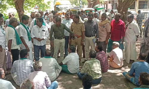 Mayiladuthurai farmers protest delay in procurement process