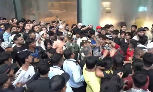 Customers queue up for new iphone 17, scuffle erupts before opening of Apple store