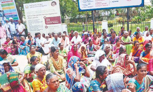 Villagers besiege  Erode district collectors office against stone quarry