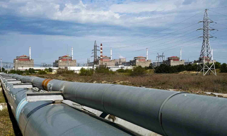 Zelenskyy, UN atomic agency head warn of heightened risk at huge Ukrainian nuclear plant