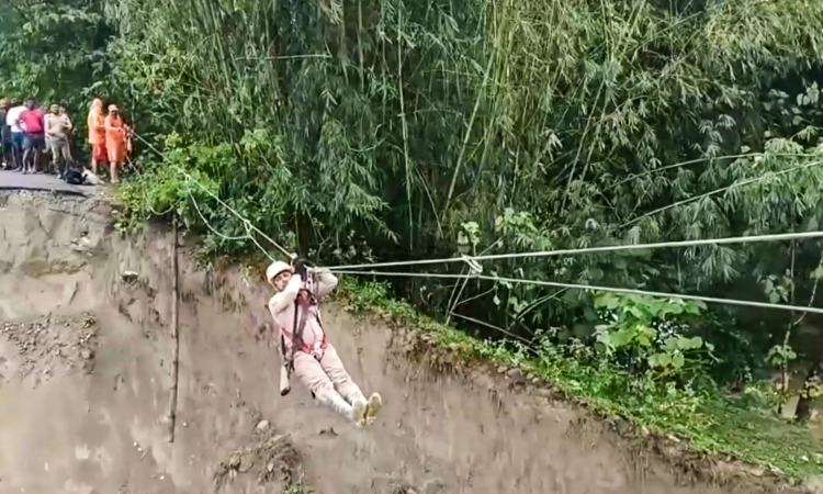 Five policemen trapped on TN mountain rescued