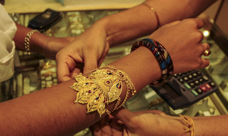 Gold price rally continues in Chennai, crosses Rs 90,000 per sovereign mark on October 8