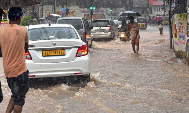 Heavy rain batters Kerala; orange alert in six districts