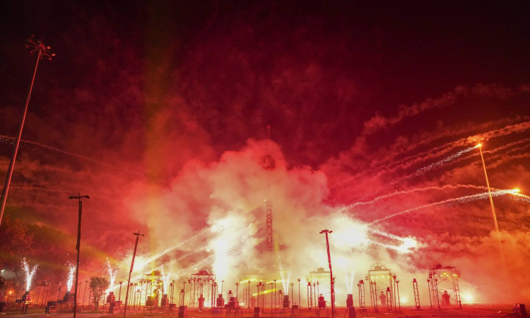 India revel in festival of lights; Delhis air quality deteriorates on Diwali India revel in festival of lights; Delhis air quality deteriorates on Diwali