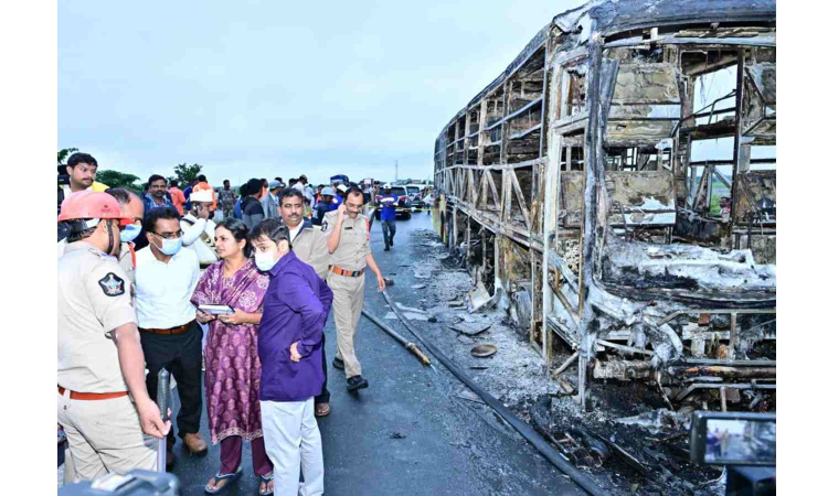 20 killed as Bengaluru-bound private bus catches fire in Andhras Kurnool 20 killed as Bengaluru-bound private bus catches fire in Andhras Kurnool