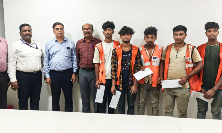 CMRL honours 5 workers for helping women find gold earrings from stagnated rainwater