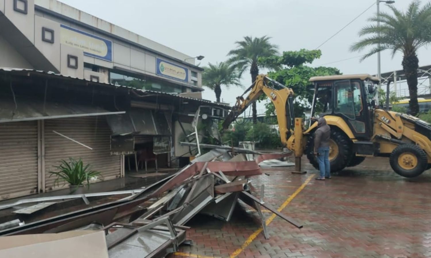 Revenue officials seals Hotel Saravana Bhavan premise near Chennai airport Revenue officials seals Hotel Saravana Bhavan premise near Chennai airport