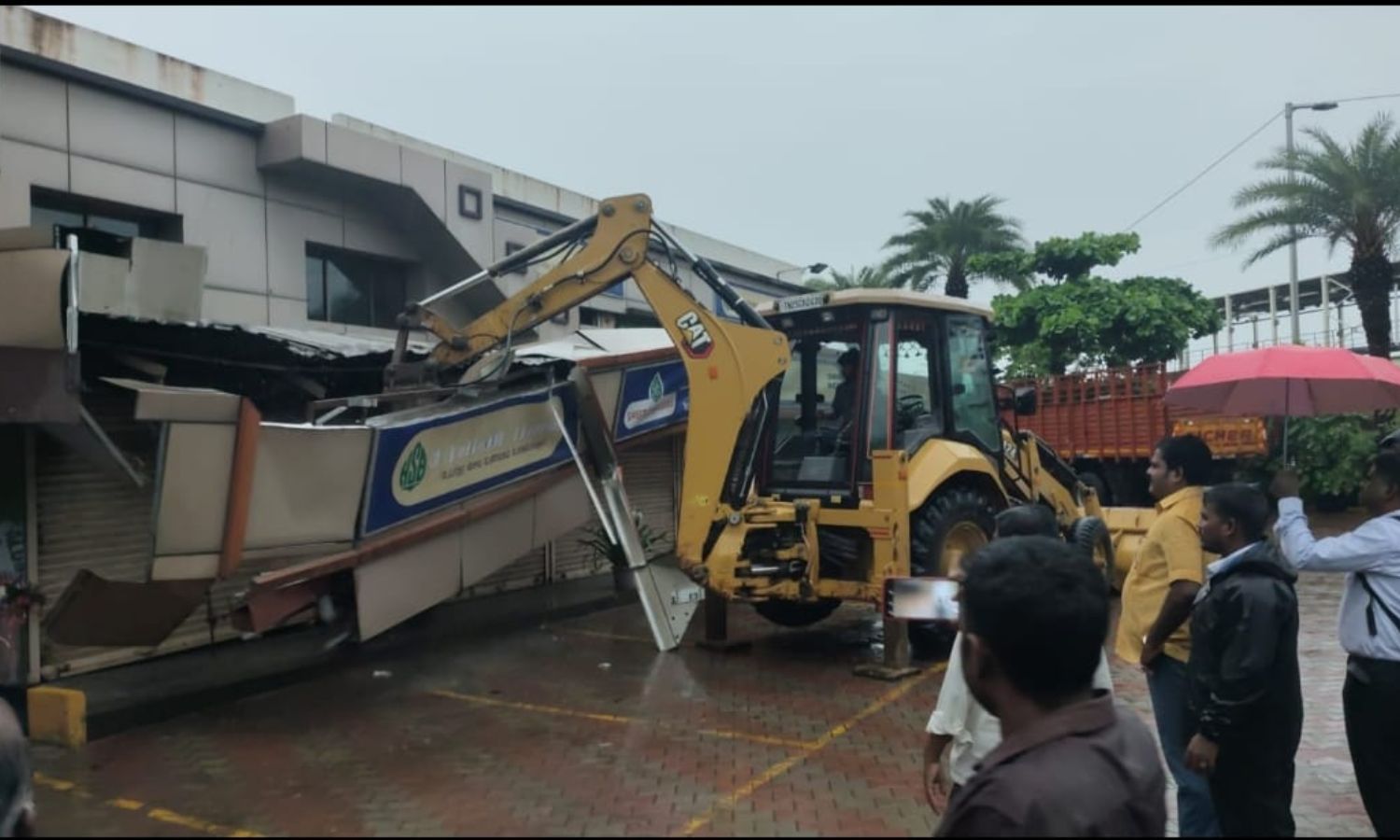 Revenue officials seals Hotel Saravana Bhavan premise near Chennai airport Revenue officials seals Hotel Saravana Bhavan premise near Chennai airport