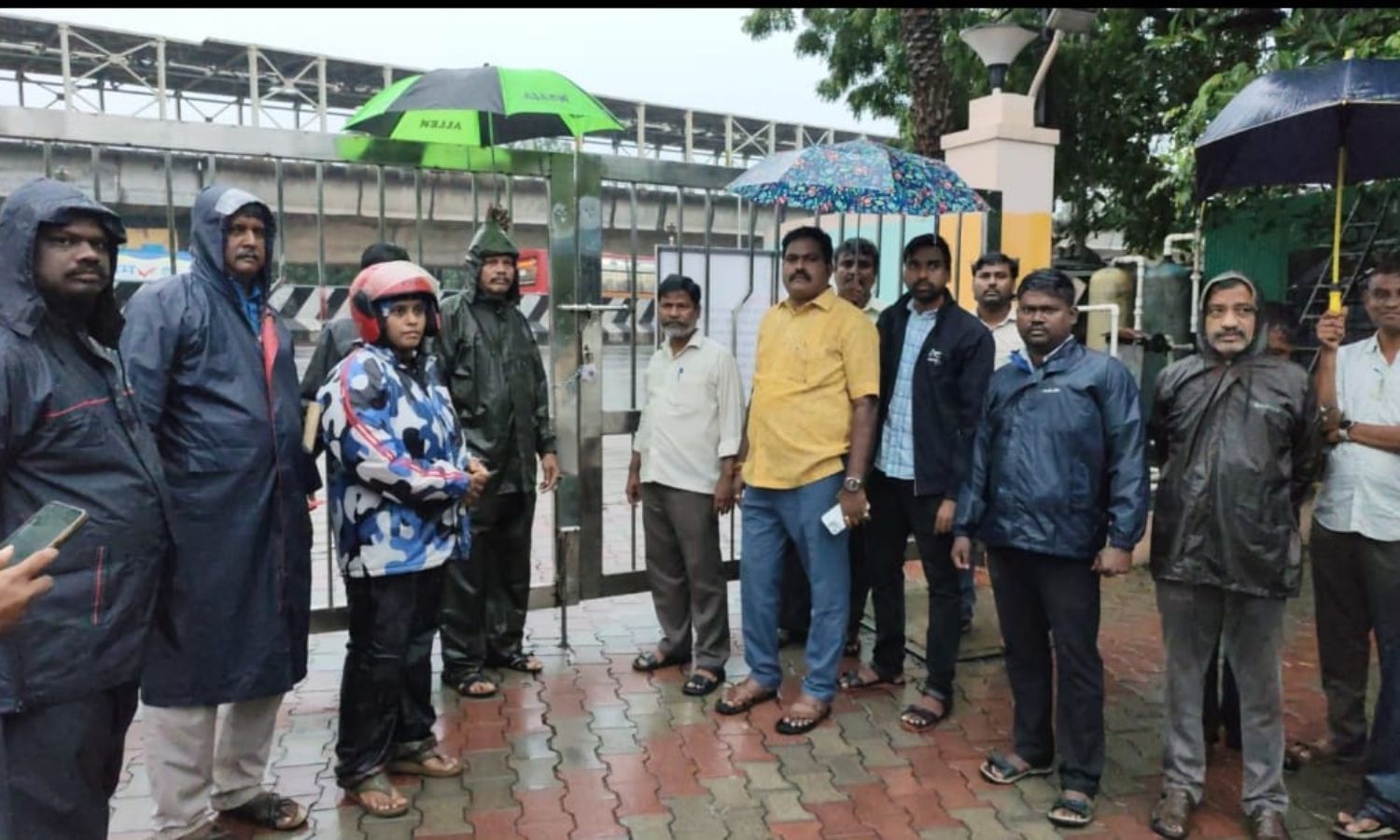 Revenue officials seals Hotel Saravana Bhavan premise near Chennai airport Revenue officials seals Hotel Saravana Bhavan premise near Chennai airport