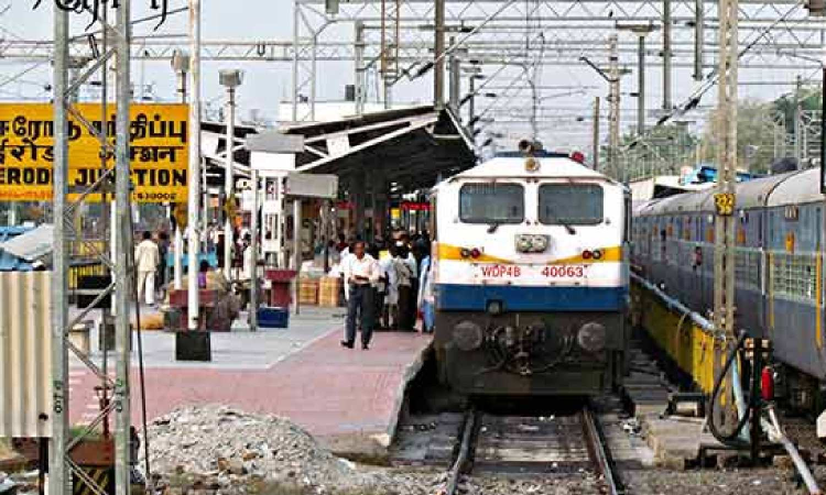 WATCH | Alert cop rescues woman from falling from train at Erode junction