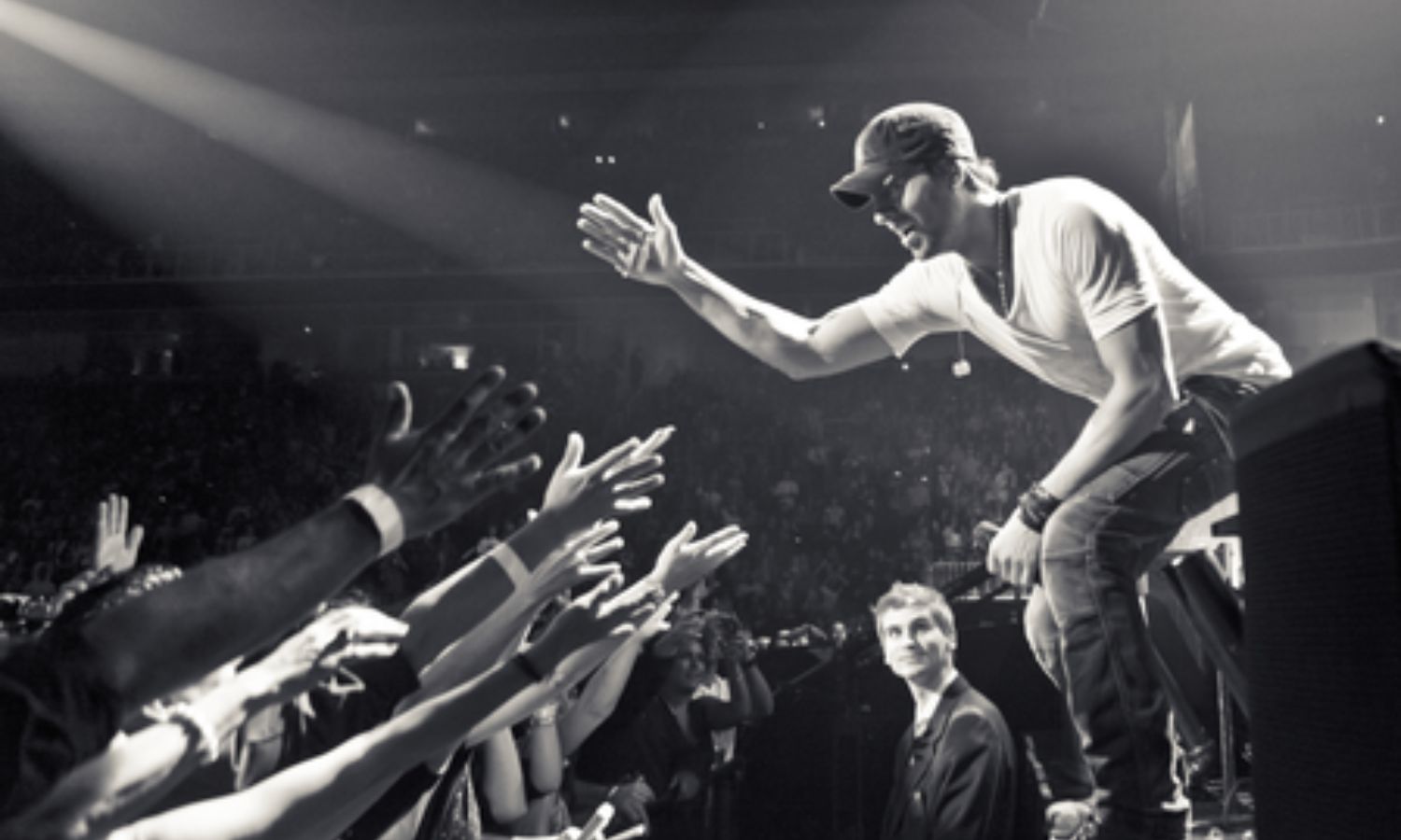 Enrique Iglesias lights up Mumbai with his maiden concert in the city, thanks fans for their love