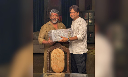 Actor Parthiban presents momento to Ustaad Bhagat Singh director Harish Shankar Actor Parthiban presents momento to Ustaad Bhagat Singh director Harish Shankar