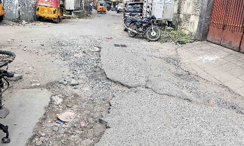 Residents urge GCC to fix damaged interior roads in Arumbakkam and Valasaravakkam