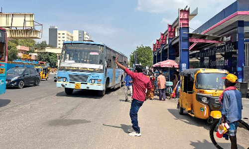 Denizens at nature’s mercy with roofless Metro bus stop in Saidapet Denizens at nature’s mercy with roofless Metro bus stop in Saidapet