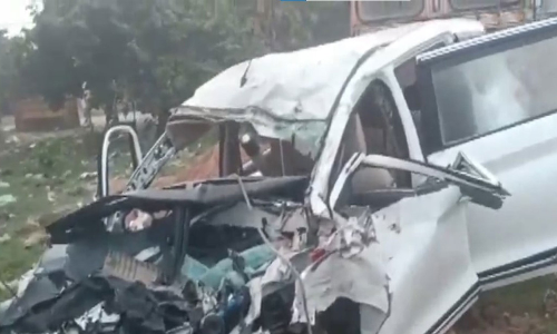 Six killed, two injured in car-truck crash in UPs Barabanki
