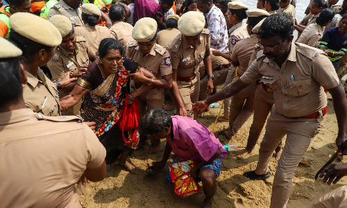 On 97th day, cleanliness workers stir enters sea On 97th day, cleanliness workers stir enters sea