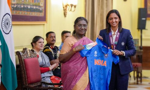 Indian womens cricket team presents President Murmu with signed jersey