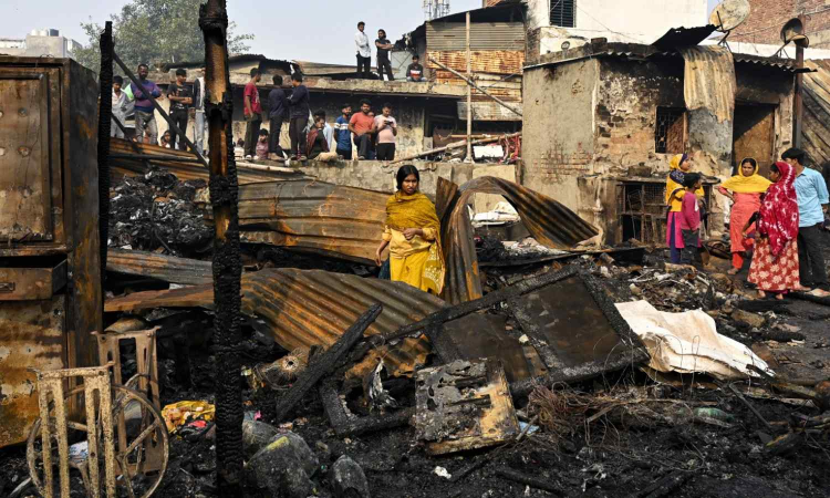 Massive fire near Delhis Rithala metro station turns hundreds of shanties into ashes; 1 dead