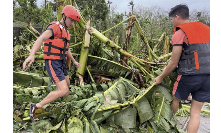 Typhoon Fung-wong blows away from Philippines, leaving 4 dead and 1.4 million displaced Typhoon Fung-wong blows away from Philippines, leaving 4 dead and 1.4 million displaced