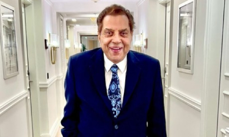 Dharmendra discharged from hospital, family opts for home treatment Dharmendra discharged from hospital, family opts for home treatment