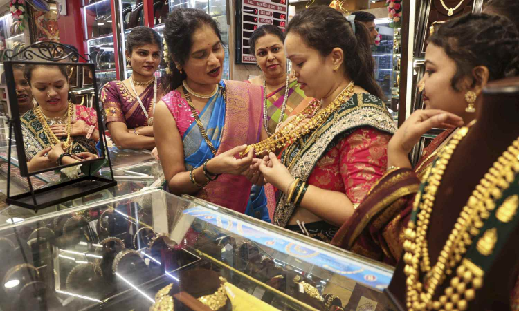 Gold, silver prices remain volatile this week amid dynamic global cues Gold, silver prices remain volatile this week amid dynamic global cues