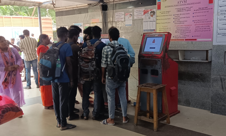 Out-of-order ticket machines make queues longer at Central station