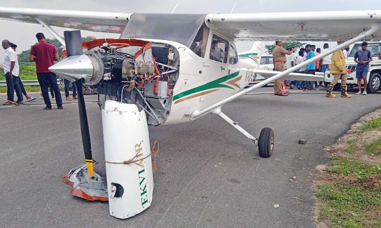 Engine snag forces trainer aircraft to land on Tiruchy-Pudukkottai road