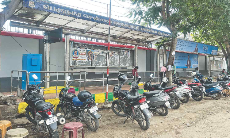 Chennai Citizen Connect: Commuters raise concern over bikes parked blocking Balaji Nagar bus stop
