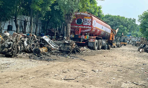 Shrinking roads, leech infestation due to lorry workshops rankle Periya Mathur residents