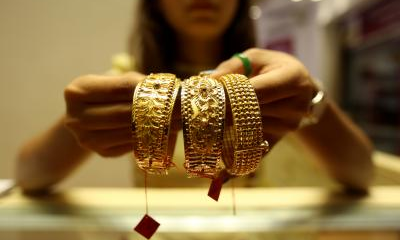 Gold edges lower on stronger dollar, Fed minutes weigh on rate-cut hopes Gold edges lower on stronger dollar, Fed minutes weigh on rate-cut hopes