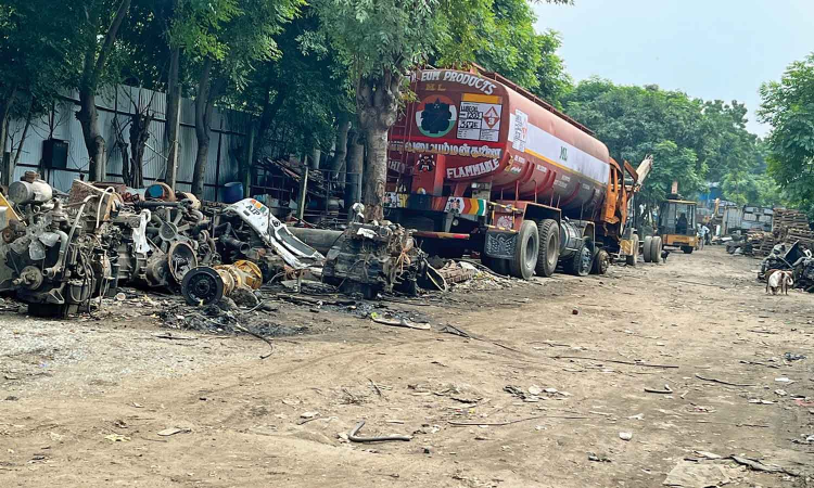Shrinking roads, leech infestation due to lorry workshops rankle Periya Mathur residents