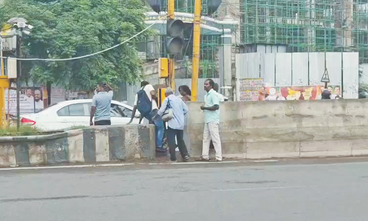 Chennai Citizen Connect: Pedestrians forced to squeeze through gaps as Sanatorium crossing vanishes
