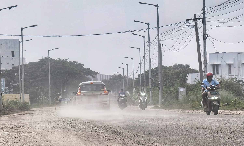Cement unit dust turns road a smoggy stretch in Sholinganallur