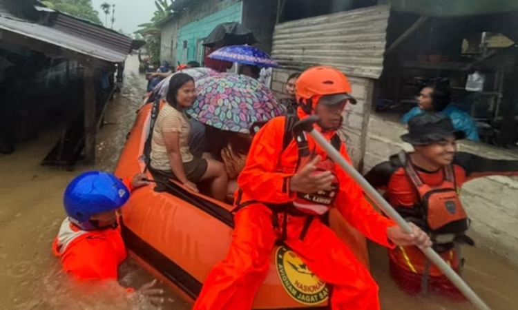 Landslides, flash floods on Indonesias Sumatra island leave at least 10 dead, 6 missing