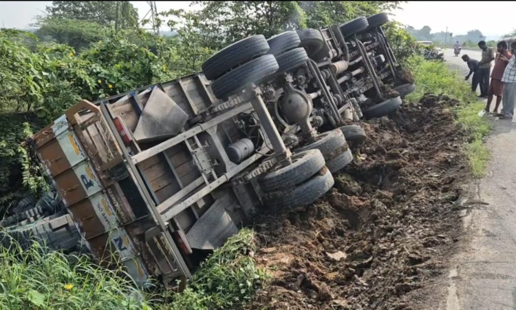 Lorry overturns near Sriperumbudur, cops make owner run in circles