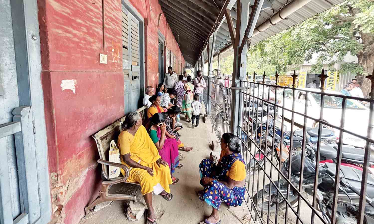1 operator and 150 hopefuls: Aadhaar updation at Tiruvallur Tahsildar office tests endurance