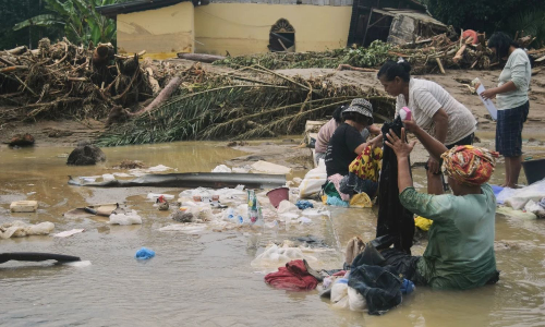 Sumatra residents loot for food, water after deadly floods Sumatra residents loot for food, water after deadly floods