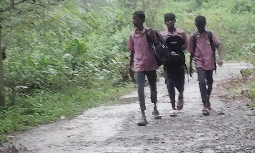 Rough seas, intermittent rain disrupt coastal life near Ponneri after Cyclone Ditwah Rough seas, intermittent rain disrupt coastal life near Ponneri after Cyclone Ditwah