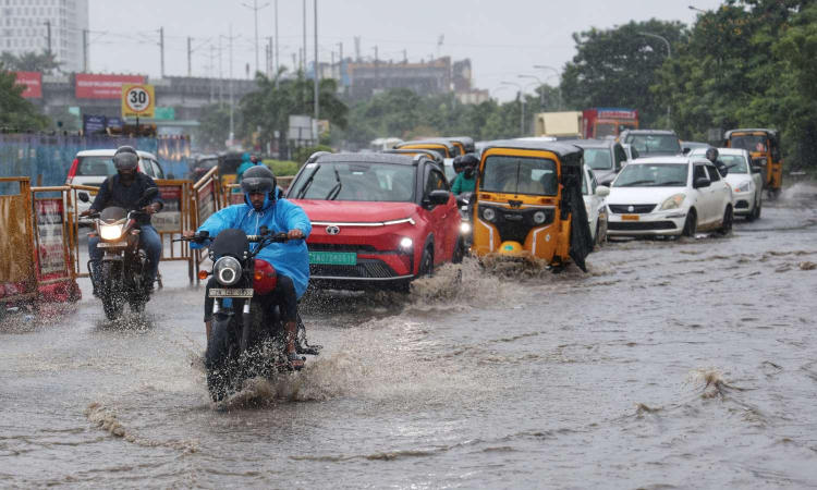 Cyclone Ditwah’s leftover depression slams Chennai with heavy rains; traffic in chaos Cyclone Ditwah’s leftover depression slams Chennai with heavy rains; traffic in chaos