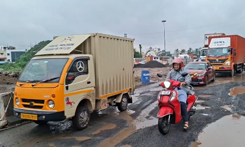Cyclone Ditwah rains expose perilous potholes, causing massive traffic gridlock on Chennai-Bangalore highway
