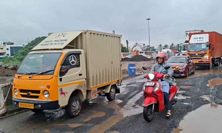 Cyclone Ditwah rains expose perilous potholes, causing massive traffic gridlock on Chennai-Bangalore highway