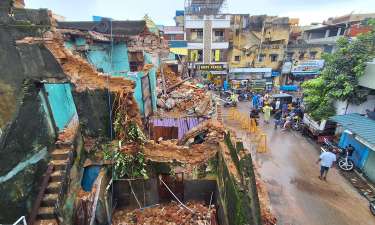 Chennai: Three rescued from debris after collapse of biryani shop roof in rains Chennai: Three rescued from debris after collapse of biryani shop roof in rains