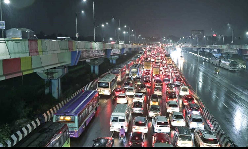 Downpours slow traffic at southern suburbs to snail pace Downpours slow traffic at southern suburbs to snail pace