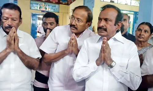 Rival leaders pray together at reopened Pallipalayam temple Rival leaders pray together at reopened Pallipalayam temple