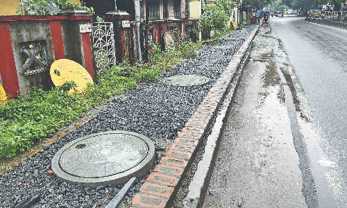 Chennai Citizen Connect: Pedestrians suffer due to unfinished pavement works in Ayanavaram Chennai Citizen Connect: Pedestrians suffer due to unfinished pavement works in Ayanavaram