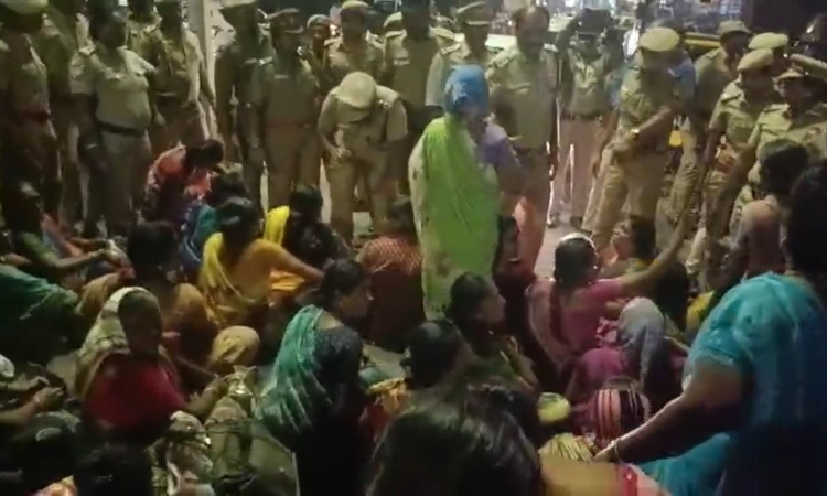 Cleanliness workers surround RDC’s vehicle during a protest in Ambattur