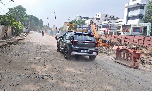 Chennai: Potholes on Anna Salai near Nandanam disrupt traffic Chennai: Potholes on Anna Salai near Nandanam disrupt traffic
