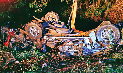 Three of family die, 6 injured on highway near Tindivanam Three of family die, 6 injured on highway near Tindivanam