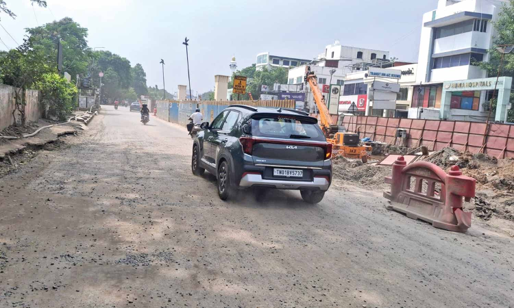 Chennai: Potholes on Anna Salai near Nandanam disrupt traffic